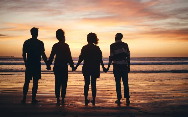 Siluet Teman Teman Dan Matahari Terbenam Pantai Berpegangan Tangan Dalam — Stok Foto