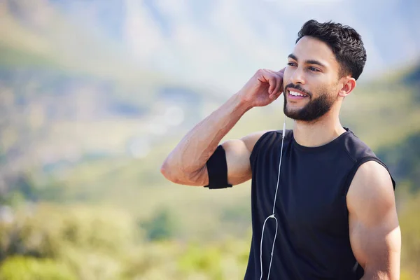 锻炼身体 锻炼身体 带着耳机跑步者的天性 在户外运动锻炼中 快乐的运动男性微笑着促进健美 健康和音乐 — 图库照片