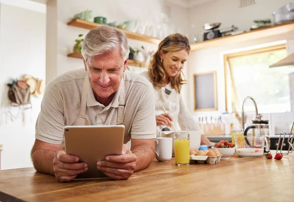 Cocina Tableta Comida Con Pareja Ancianos Cocina Por Mañana Para —  Fotos de Stock