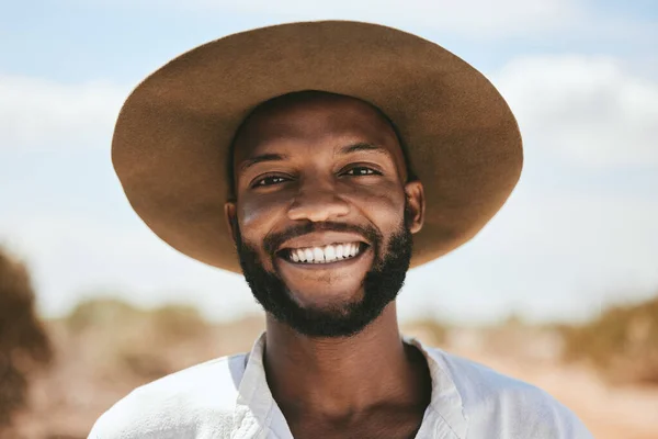 肖像画 黒人男性の笑顔と休日 休暇や田舎の屋外での旅行 幸せな顔 若い自信のある男性とカジュアルなクールな帽子は 夏のロードトリップのためのリラックスした 平和的かつ冒険に見えます — ストック写真