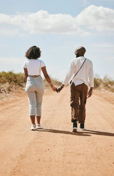 Casal Preto Amor Mãos Dadas Vista Para Trás Natureza Andando — Fotografia de Stock