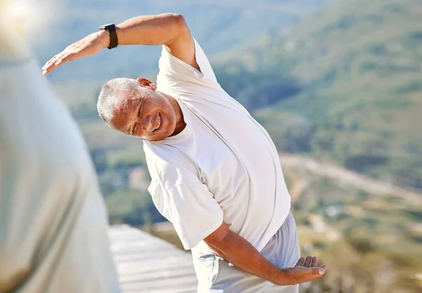 老年人一边笑一边伸出手盖住头 同时在室外锻炼 混合赛男子保持健康与瑜伽课 寻求内心的安宁 平衡和健康生活 — 图库照片