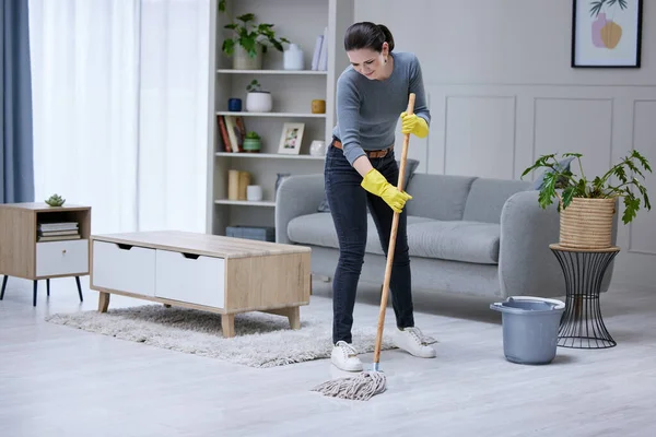 Σφουγγαρίστρα Πάτωμα Και Γυναίκα Καθαρίζουν Σαλόνι Του Σπιτιού Της Καθαριστής — Φωτογραφία Αρχείου