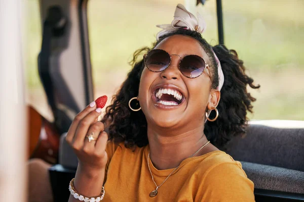 Feliz Viagem Carro Mulher Negra Comendo Morango Carro Umas Férias — Fotografia de Stock
