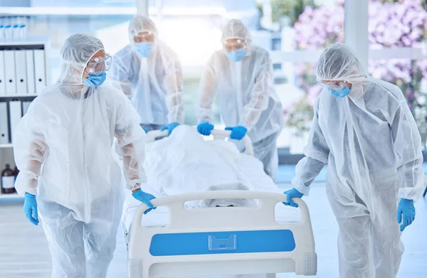 Squadra Rischio Biologico Che Sposta Cadavere Letto Ospedale Una Squadra — Foto Stock