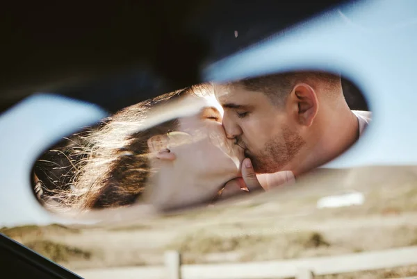 Beijo Espelho Casal Uma Viagem Carro Para Férias Durante Casamento — Fotografia de Stock