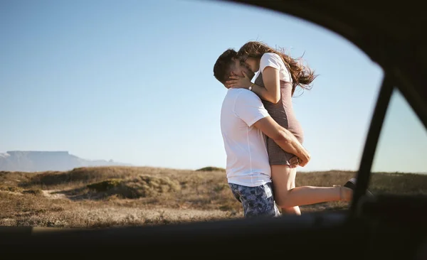 Beijo Amor Casal Viagem Carro Natureza Califórnia Juntos Durante Verão — Fotografia de Stock