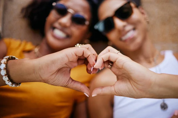 Sinal Coração Casal Lgbtq Mulheres Felizes Sorrir Mostrar Relacionamento Juntos — Fotografia de Stock