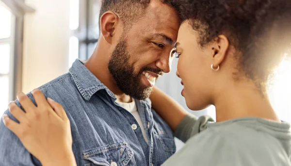 Jovem Feliz Casal Misto Abraçando Enquanto Relaxa Casa Esposo Hispânico — Fotografia de Stock