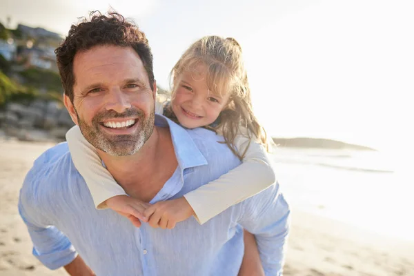 ビーチで彼の肩の上に小さな娘を運ぶ白人の父親の笑顔の肖像画 週末に一人親と親しく幸せな白い女の子の絆 男と子供楽しみますフリー — ストック写真