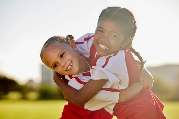 Les Joueuses Football Les Enfants Embrassent Sourient Après Match Entraînement — Photo