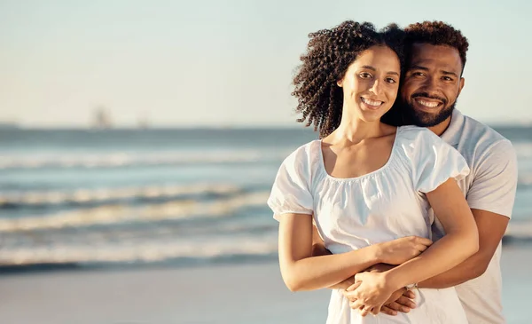 Retrato Close Jovem Casal Raças Mistas Afetuosos Praia Sorrindo Durante — Fotografia de Stock