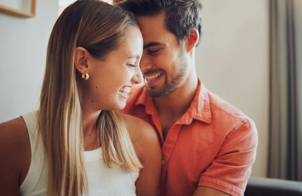 一对有趣的年轻的高加索夫妇在一起玩耍 一边笑着 一边高兴地看着在一起 同时在家里呆着 爱微笑的男朋友从背后拥抱女朋友 — 图库照片