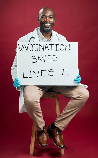 Afroamerykanin Covid Lekarz Trzymając Pokazując Plakat Pełen Portret Uśmiechniętego Czarnego — Zdjęcie stockowe