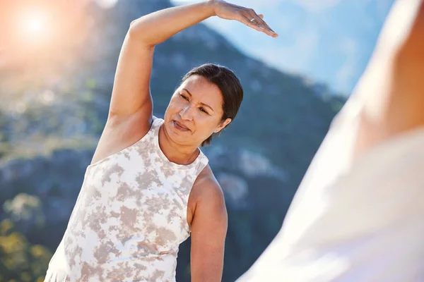 一个成熟的女人在户外运动时把手放在头上 混合赛女子与瑜伽课程保持健康 寻求内心的安宁 平衡和健康生活 — 图库照片