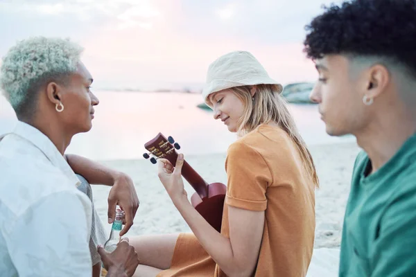 Jovens Amigos Tocam Música Praia Pessoas Férias Verão Viajam Livre — Fotografia de Stock