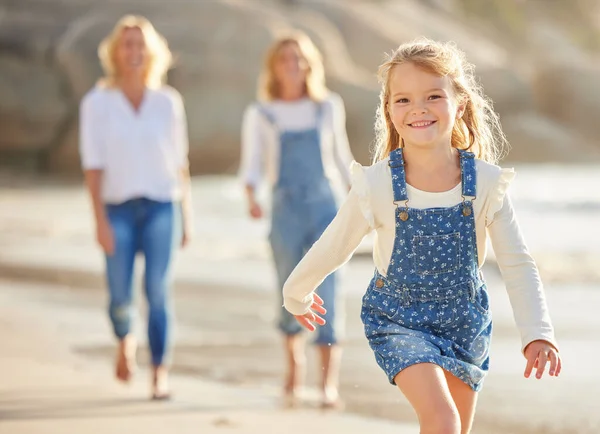 Portrait Adorable Little Girl Running Smiling Beach Summer Cute Little — ストック写真