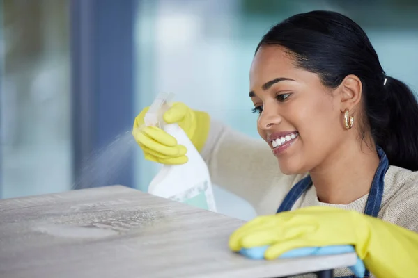 Schoon Vrouwelijk Schoonmaakkantoor Met Zeep Wasmiddel Product Doek Ruimte Desinfecteren — Stockfoto