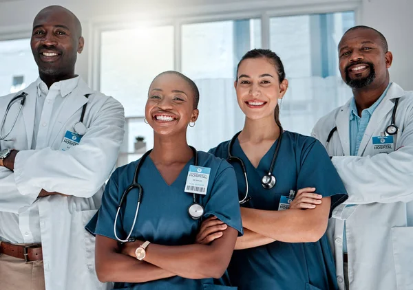 一群快乐的医生在一家医院工作时交叉着胳膊站在那里 专家医务专业人员笑着站在诊所里一起工作 — 图库照片
