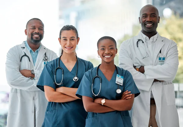 Een Groep Gelukkige Dokters Verpleegsters Die Een Rij Staan Met — Stockfoto