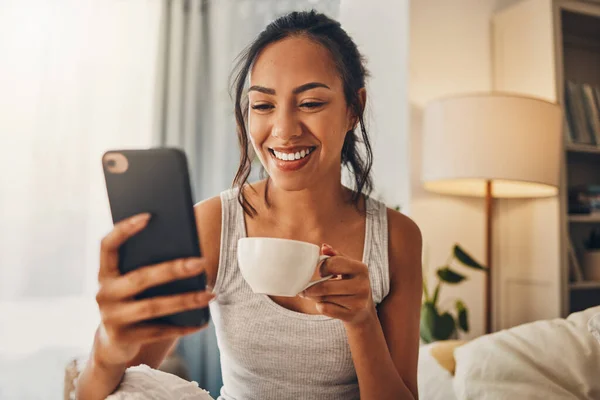 Eine Schöne Junge Hispanische Frau Genießt Eine Warme Tasse Kaffee — Stockfoto