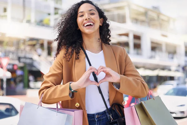 Coeur Mains Shopping Femme Avec Sourire Pour Vente Détail Mode — Photo