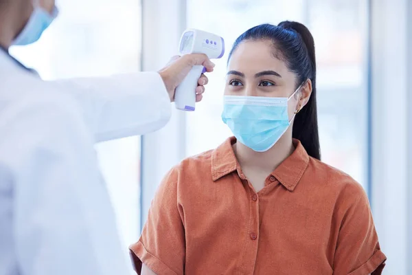 Covid Medico Controllare Termometro Donna Febbre Malattia Analisi Dei Test — Foto Stock