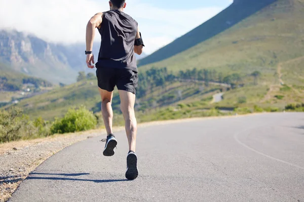 ランニング フィットネス トレーニングのために自然の中で道路上のスポーツマンとランナー屋外での運動 山の中の道路上のスポーツのための実行上の男性アスリートとのワークアウト マラソンと健康 — ストック写真