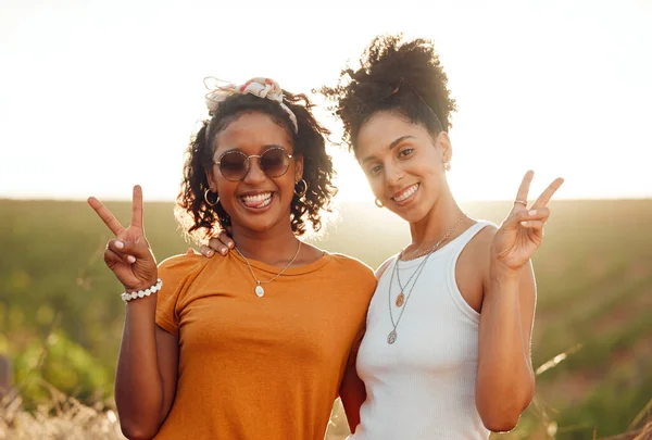 Mujeres Amigos Felices Con Las Manos Muestran Paz Viaje Por —  Fotos de Stock