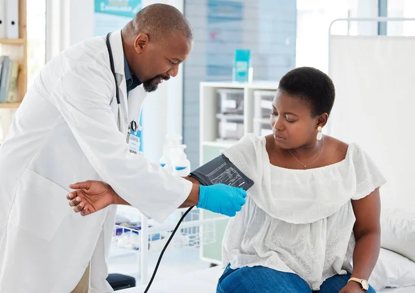 Volwassen Arts Controleert Bloeddruk Van Een Patiënt Afro Amerikaanse Dokter — Stockfoto