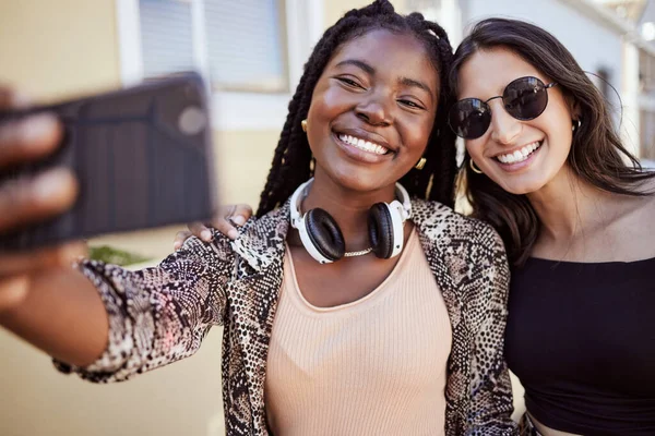 Melhores Amigos Divertindo Tirando Uma Selfie Livre Duas Amigas Multiétnicas — Fotografia de Stock