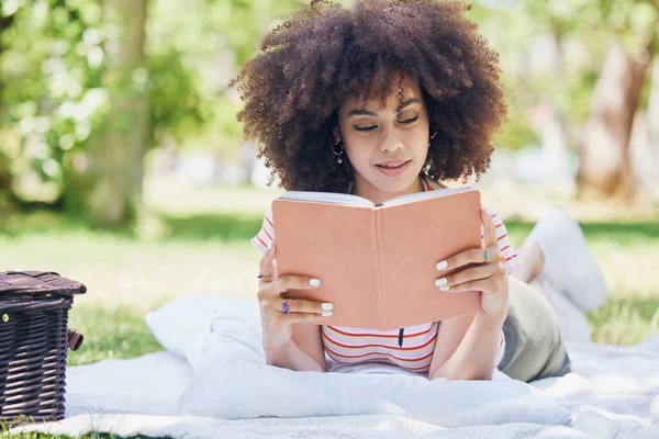 公园和读书的黑人妇女带着书本放松一下 接受户外教育 学习和健康 黑色女性笔记本 用于业余时间 学习或自然自理 — 图库照片
