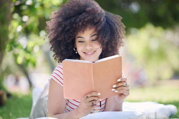 公园和黑人妇女阅读故事 以放松在夏天野外野餐 快乐的 年轻的和非洲的女孩 从文学中获得了和平与平静的知识 — 图库照片