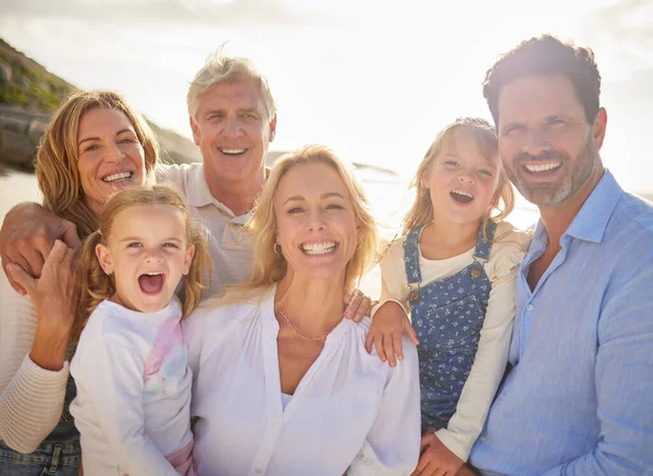 ビーチで子供や孫と一緒にシニア白人のカップルの肖像画 楽しさと絆でビーチでリラックスしている白人の家族 — ストック写真
