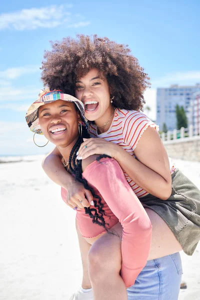 Друзья Геи Лесбиянки Женщинами Счастливыми Спине Веселыми Пляже Летом Лгбтк — стоковое фото
