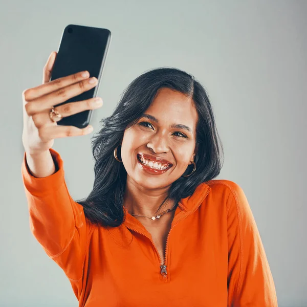 Sorridente Donna Razza Mista Prendendo Selfie Mentre Isolato Sfondo Grigio — Foto Stock