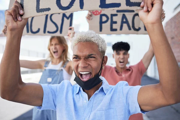 人々への若者の抗議は 世界人権の要求を支持している ジェンダー平等 気候変動リーダーシップ 世界正義のために抗議する怒っている十代の活動家の友人 — ストック写真
