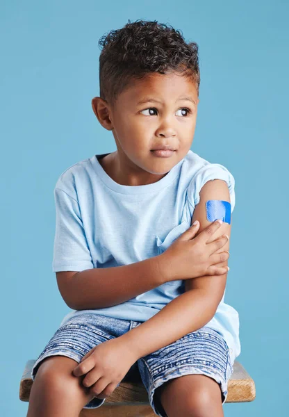 Vaccinerat Barn Som Sitter Stolen Och Visar Armen Med Självhäftande — Stockfoto