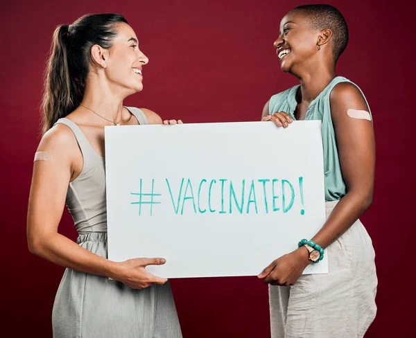 Covid Vaccinerade Afroamerikanska Och Blandras Kvinnor Visar Och Innehar Affisch — Stockfoto