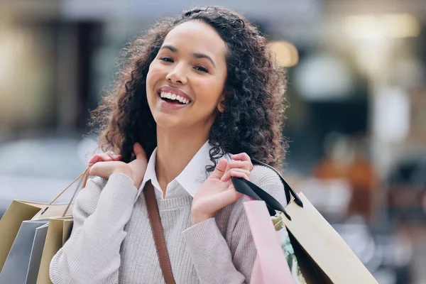 黑人妇女一边购物 一边对都市户外购物中心的零售时尚品牌感到满意 年轻顾客微笑在肖像 购物袋从设计师服装店出售 打折和便宜货 — 图库照片
