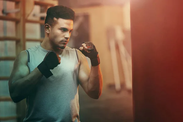 Boxer Cvičení Nebo Školení Muž Boxovací Pytel Pracuje Sportovní Fitness — Stock fotografie