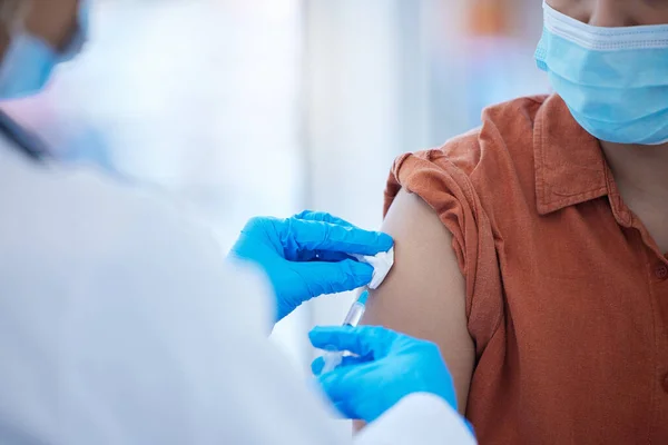 Mãos Médico Vacina Injeção Covid Braço Para Segurança Global Vírus — Fotografia de Stock