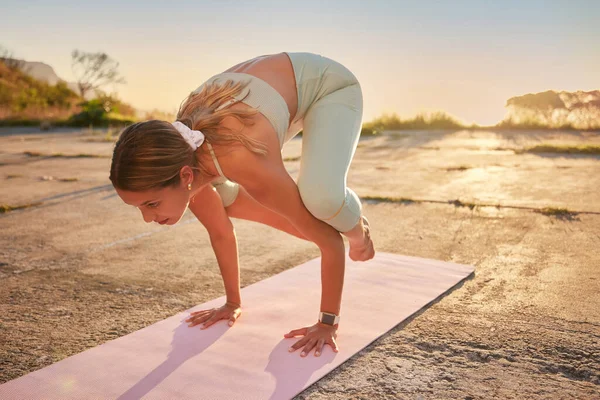 Полная Длина Женщины Yoga Держа Позу Ворона Наружной Практике Отдаленной — стоковое фото