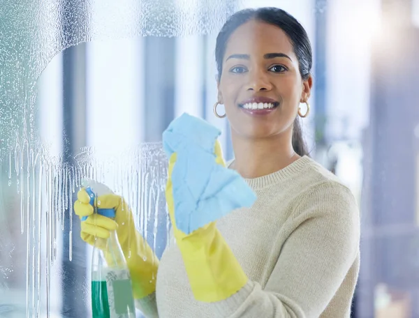一个黑人妇女在家里洗玻璃窗做家务活 窗和水 用年轻的女性清洁剂用布或抹布擦拭透明表面的肖像 房间和公寓 — 图库照片