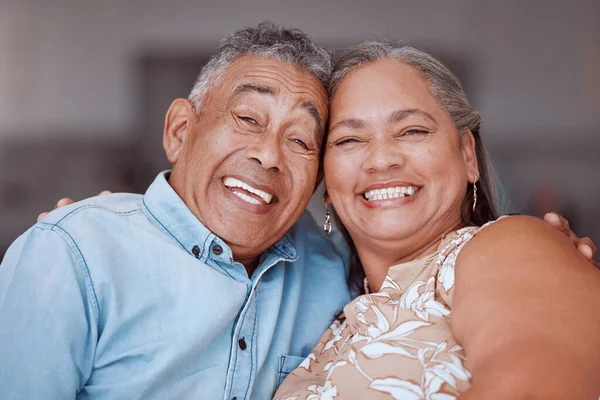 Szczęśliwa Para Seniorów Portretowy Uśmiech Więź Radosnym Szczęściu Domu Mężczyzna — Zdjęcie stockowe