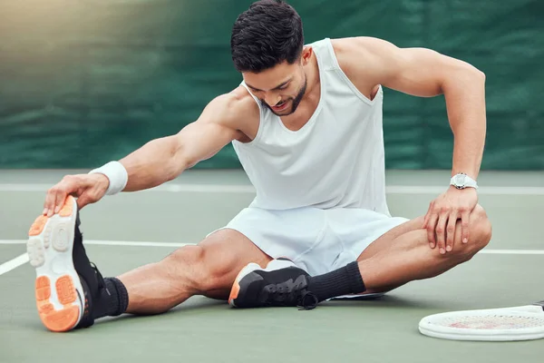 Full Length Χαμογελαστός Παίκτης Μικτή Αγώνα Τένις Τεντώνει Πόδια Και — Φωτογραφία Αρχείου