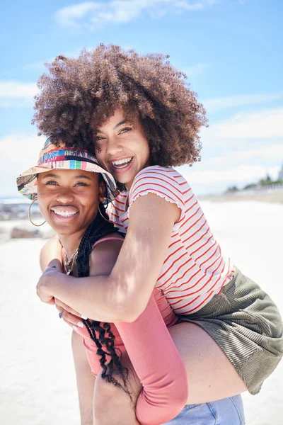 ピギーバック 肖像画 モルディブで一緒に旅行中のビーチでの休暇中の友人 夏の海と海で休暇中に笑顔で幸せ リラックスして遊び心のあるアフリカの女性 — ストック写真