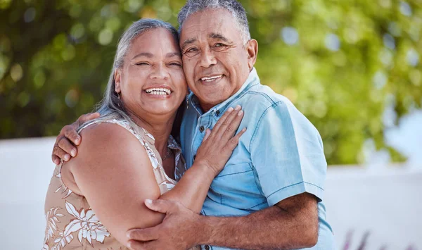 Kärlek Äldre Par Och Kram Med Leende Glad Och Förenande — Stockfoto