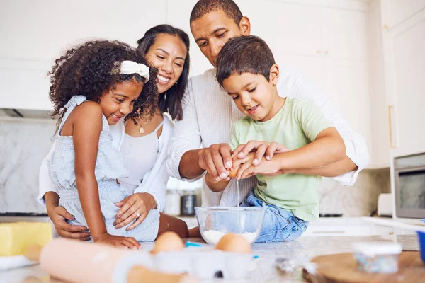 黑人家庭 和孩子们在一起快乐 在家里烘烤和粘合 孩子们为快乐做饭 与鸡蛋 面粉和父母一起烘焙时间 帮助家里做饼干 — 图库照片