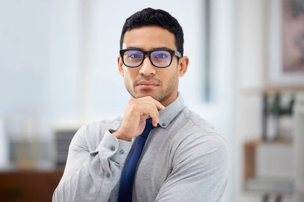 年轻而严肃的混血商人独自站在一个办公室里工作 一个自信的生意人站在工作时戴眼镜的样子 — 图库照片
